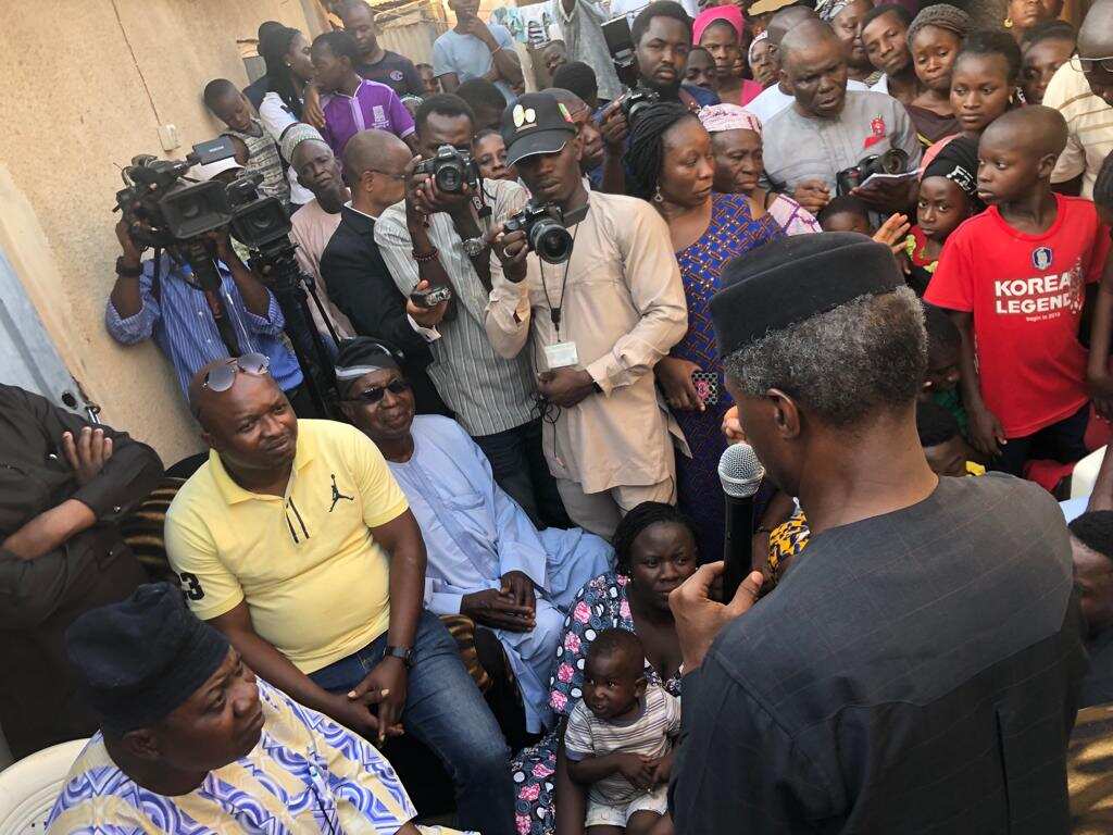 2019: Osinbajo begins door to door campaign at Nyanya, Karu in FCT (photo, video) 2019: Osinbajo begins door to door campaign at Nyanya, Karu in FCT (photo, video)