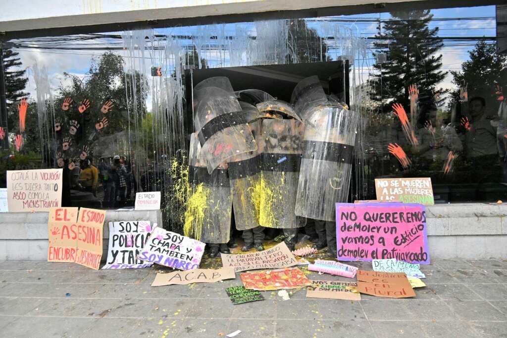 Hundreds of women protest femicide in Ecuador