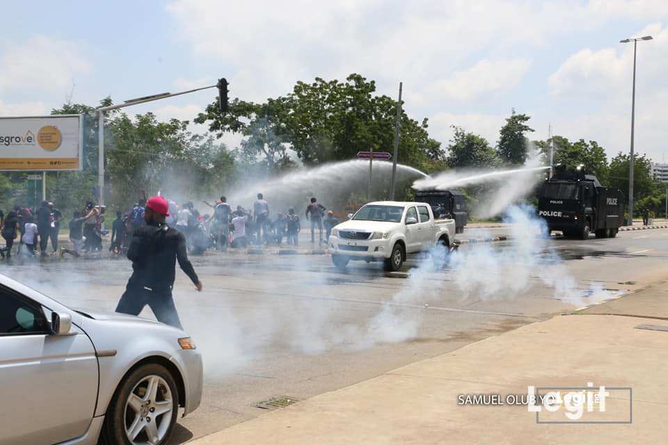 Yan sanda sun kai wa masu zanga-zangar a ruguza rundunar SARS hari a Abuja Yan sanda sun kai wa masu zanga-zangar a ruguza rundunar SARS hari a Abuja