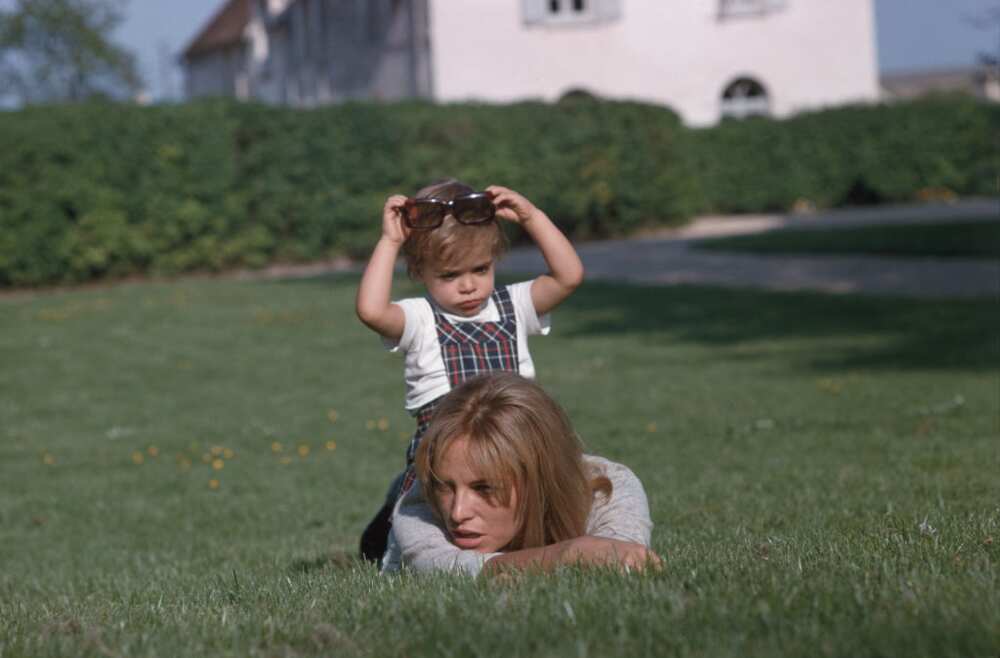 Nathalie Delon: biographie, photos, films, glamour, amours Nathalie Delon: biographie, photos, films, glamour, amours