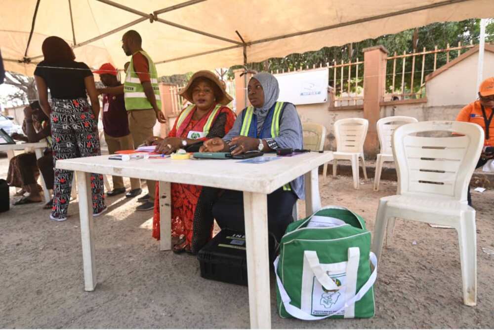 Hotunan Yadda Ake Gwajin Tantancewa da Na’urar BVAS a Jihohin Legas, Imo da Abuja Legit.ng