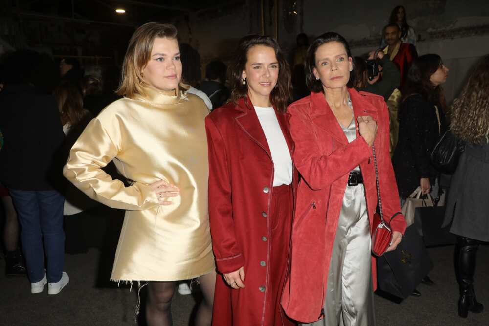 La princesse Stéphanie de Monaco (D) et ses filles designer Pauline Ducruet et Camille Gottlieb (G)