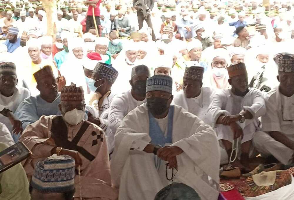 Gwamna Abdulrazaq da Saraki sun yi watsi da junansu a filin Idi Gwamna Abdulrazaq da Saraki sun yi watsi da junansu a filin Idi