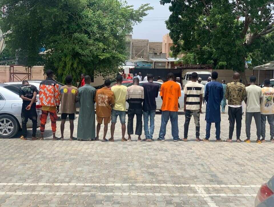 EFCC ta kama wasu mutane 20 da ake zargi da damfara ta yanar gizo a Katsina EFCC ta kama wasu mutane 20 da ake zargi da damfara ta yanar gizo a Katsina