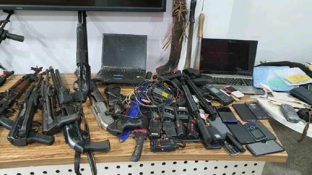 Hotunan Bindigu, Guraye, Layu da sauran kayan tsibbu da DSS ta samu a gidan Sunday Igboho Hotunan Bindigu, Guraye, Layu da sauran kayan tsibbu da DSS ta samu a gidan Sunday Igboho