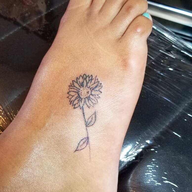 ❈´• 𝙽𝚘𝚝𝚑𝚒𝚗𝚐 𝚠𝚒𝚕𝚍 •` ❈´ on Instagram: “Flowers bouquet for Amanda  💐 Thank you again! . … | Sunflower tattoo simple, Wildflower tattoo,  Poppies tattoo