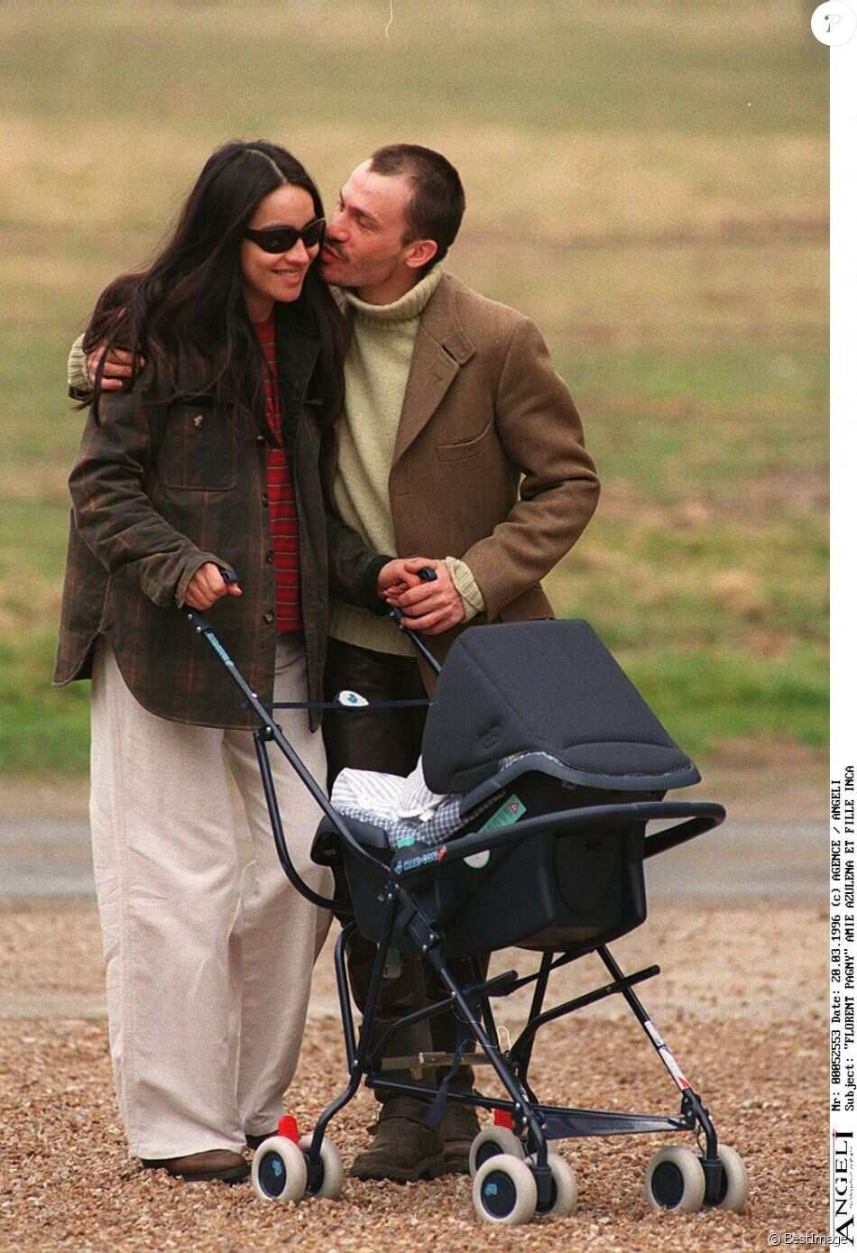 Florent Pagny, sa compagne Azucena Caamaño et leur fille Inca à Paris en 1996 Florent Pagny, sa compagne Azucena Caamaño et leur fille Inca à Paris en 1996