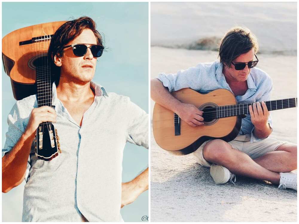 Thomas Dutronc en compagnie de sa guitare Thomas Dutronc en compagnie de sa guitare