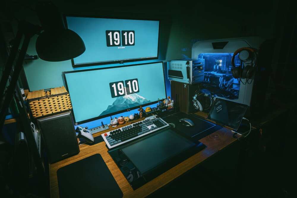 A computer gaming rig set