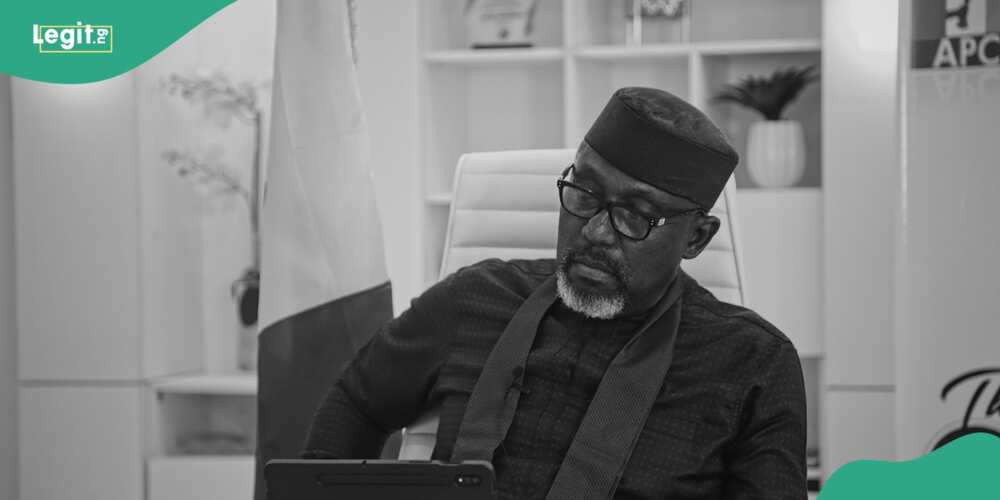 Video of the residence of the former governor of Imo state being invaded by the operatives of the EFCC have surfaced online