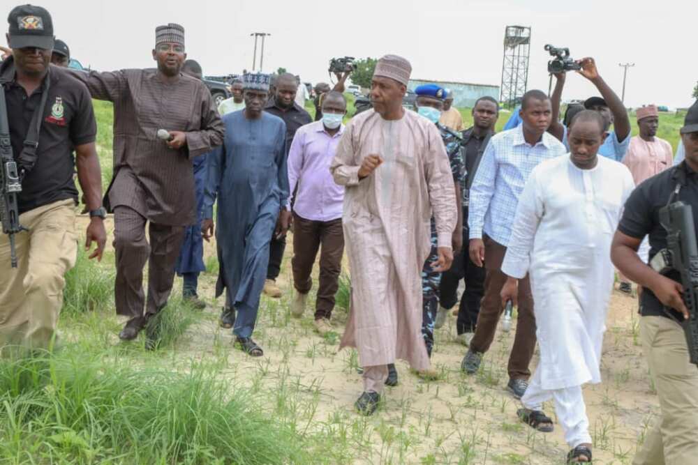Zulum ya kai wa yan gudun hijira 80,000 tallafi a Monguno (Hotuna) Zulum ya kai wa yan gudun hijira 80,000 tallafi a Monguno (Hotuna)