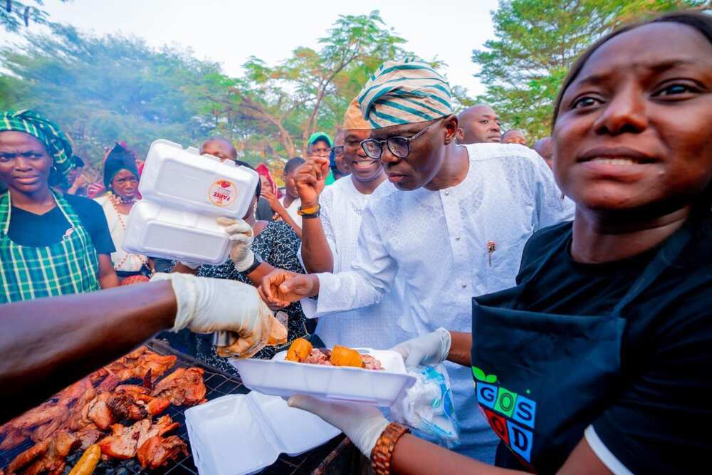 Sanwo Olu cooks