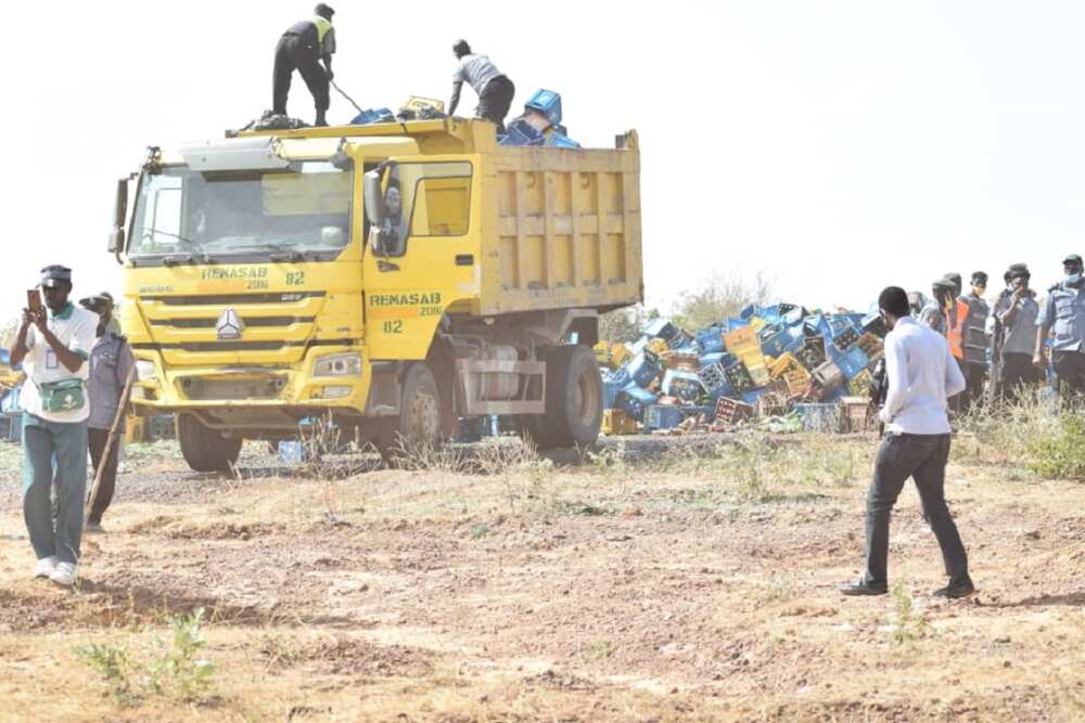 Hotunan giya ta N200m da hukumar Hisbah ta ragargaza a Kano Hotunan giya ta N200m da hukumar Hisbah ta ragargaza a Kano