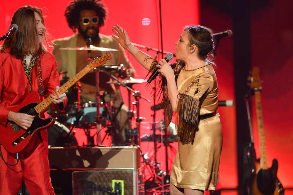 Biographie de Simone Ringer: Sa vie, ses chansons et le groupe Minuit avec Raoul Chichin Biographie de Simone Ringer: Sa vie, ses chansons et le groupe Minuit avec Raoul Chichin