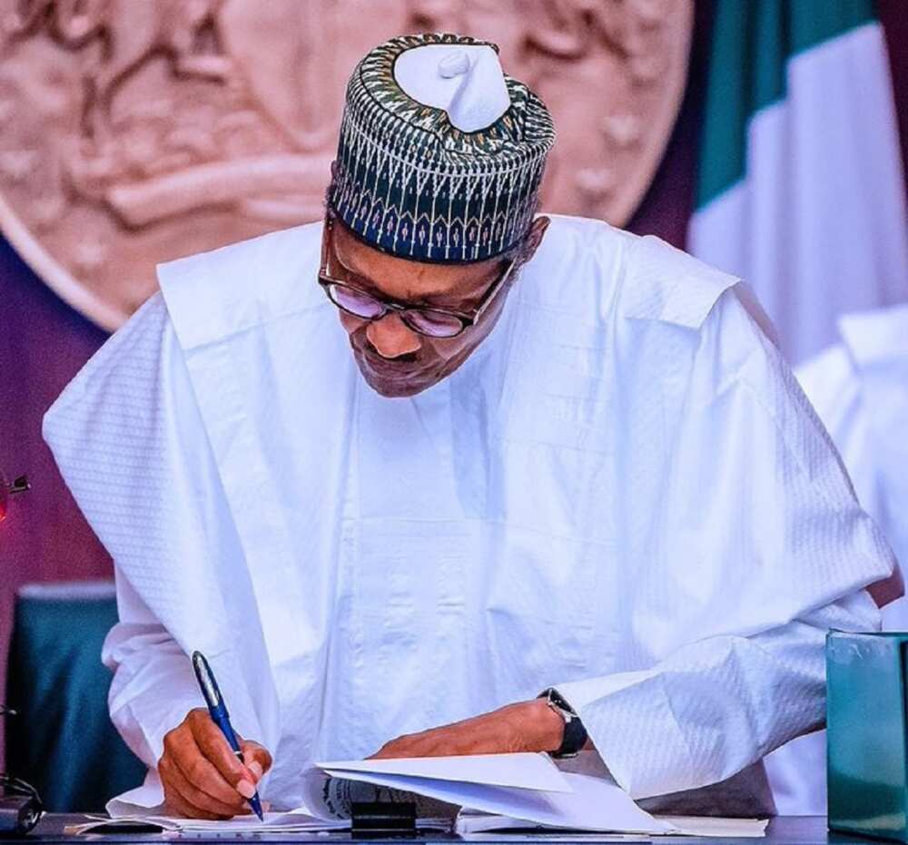 Buhari ya aike sakon ta’aziyya ga Ahmed Gumel ta mutuwar matarsa Buhari ya aike sakon ta’aziyya ga Ahmed Gumel ta mutuwar matarsa