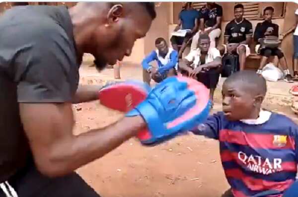Young Nigerian boxer dazzle fans with impressive boxing skills and speed