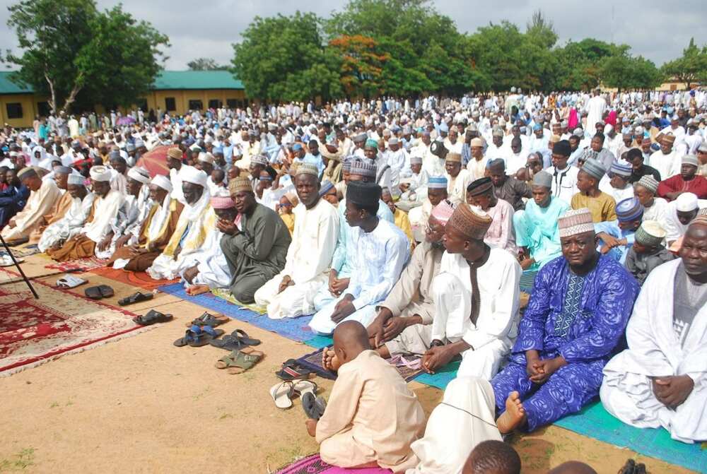 Mutanen Zaria sun yi wa marigayi Shehu Idris addu'a ta musamman Mutanen Zaria sun yi wa marigayi Shehu Idris addu'a ta musamman