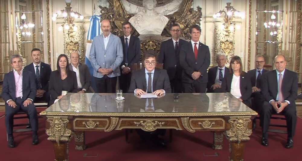 Le président argentin Javier Miley (au centre) a prononcé son discours à la nation depuis le palais présidentiel Casa Rosada à Buenos Aires, entouré de son cabinet.