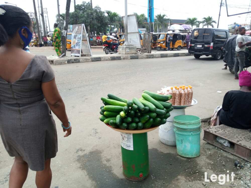 Some love to snack this fruit with groundnut, hence they are placed side by side. Photo credit: Esther Odili