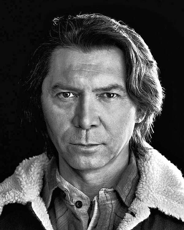 Next photo of Lou Diamond Phillips