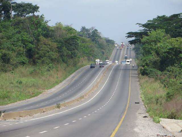 Breaking: Fearless gunmen in military uniform open fire along Benin-Ore road