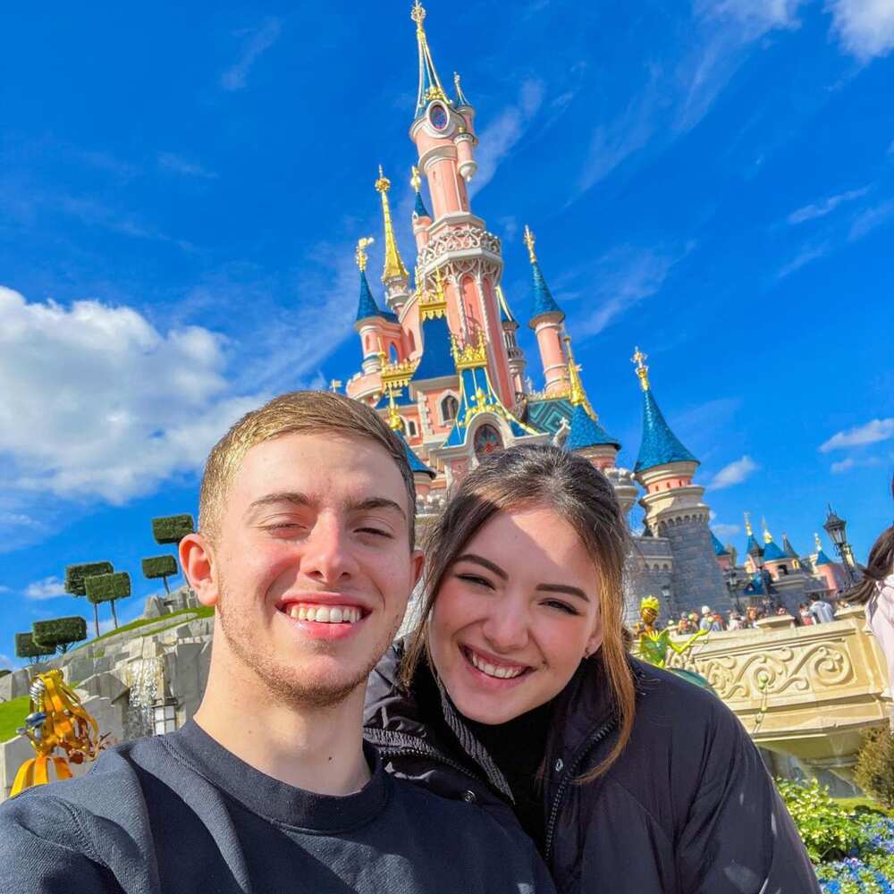 Michou et Elsa Bois : le jeune couple évoque son premier baiser Michou et Elsa Bois : le jeune couple évoque son premier baiser