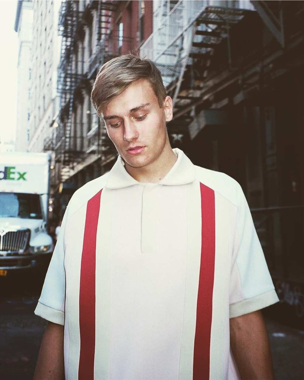 How old is Cole Bennett? How old is Cole Bennett?