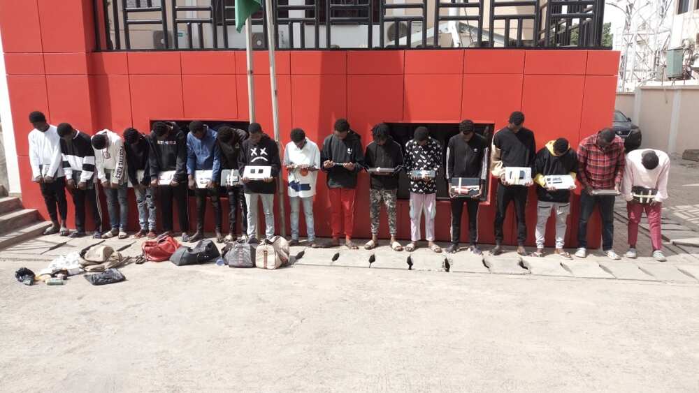 Hotunan Malami Mai Koyar Da 'Yahoo-Yahoo' Da Ɗalibansa 16 Da Aka Kama a Gidan N3m Hotunan Malami Mai Koyar Da 'Yahoo-Yahoo' Da Ɗalibansa 16 Da Aka Kama a Gidan N3m