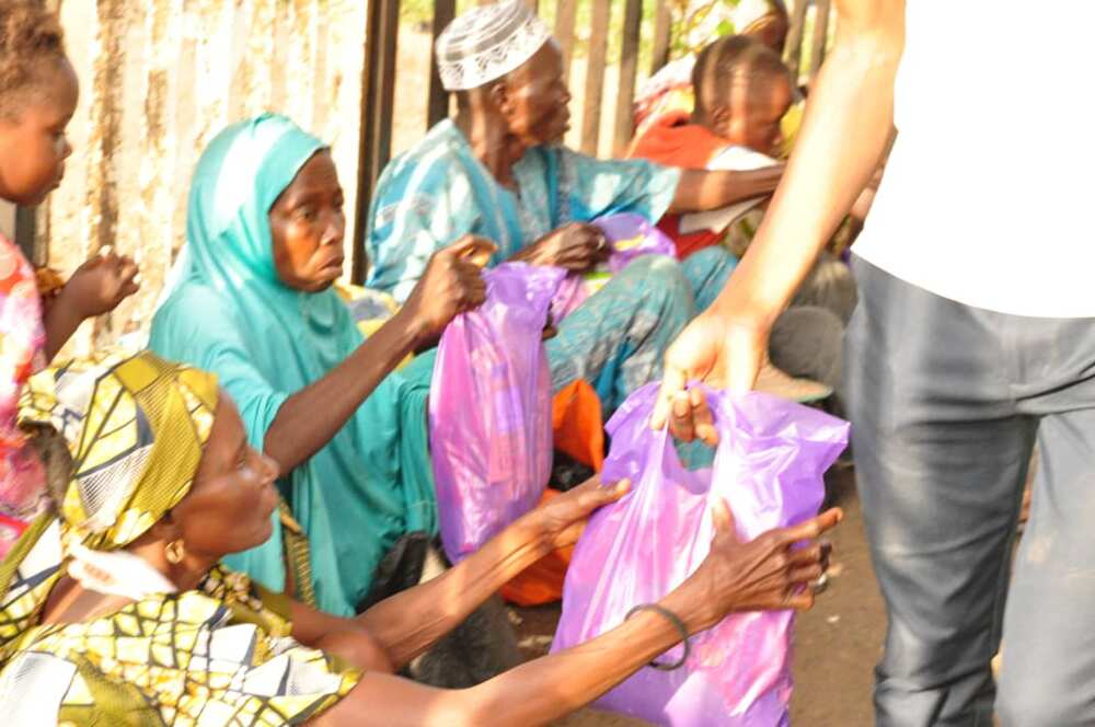 Lockdown: How Grace Ayoola, UI undergraduate, puts smiles on poor families in Ibadan (photos) Lockdown: How Grace Ayoola, UI undergraduate, puts smiles on poor families in Ibadan (photos)