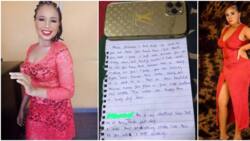 "You should be careful": Reactions as fine Nigerian lady shares the sweet note an admirer left at her doorstep