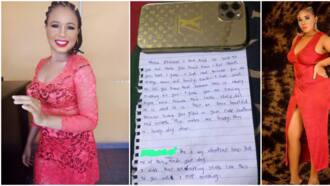 "You should be careful": Reactions as fine Nigerian lady shares the sweet note an admirer left at her doorstep