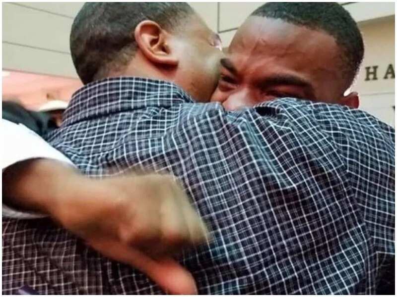 This image of father embracing his boy after he graduated will make you cry (photos)
