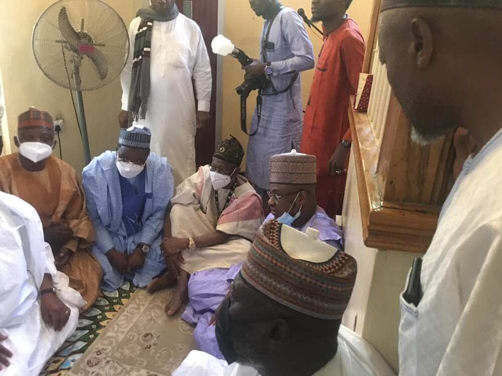 Shugaba Buhari ya tura tawaga Kano don gaisuwar ta'aziyyar Dr Ahmad BUK Shugaba Buhari ya tura tawaga Kano don gaisuwar ta'aziyyar Dr Ahmad BUK