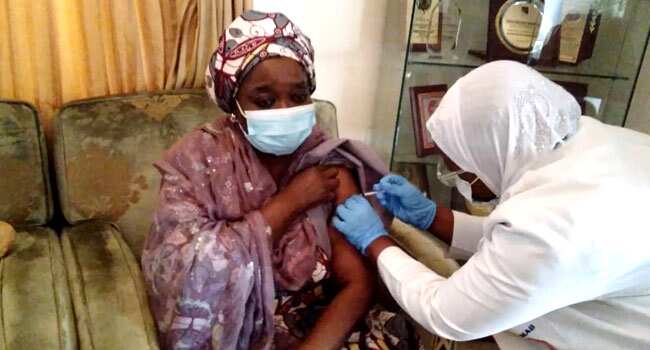 Abdulsalami wife takes COVID-19 vaccine