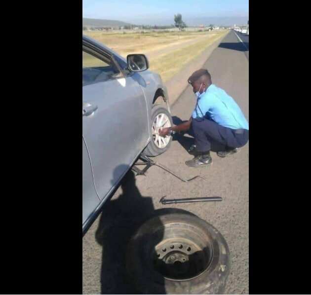 Kenyans praise policeman who helped stranded priest change flat tire on highway