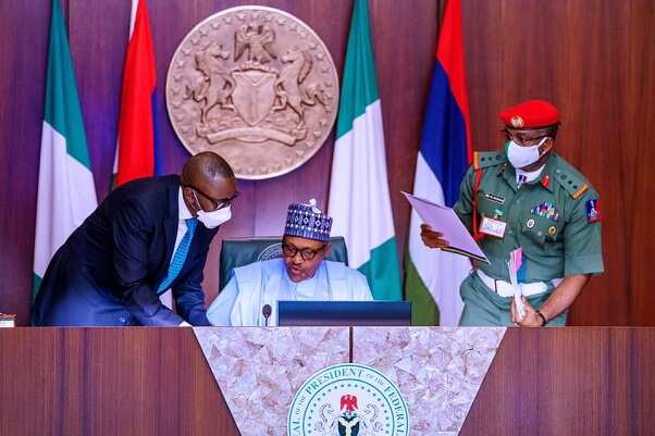 Shugaban kasa Muhammadu Buhari a zauren babban dakin taro na Council Chambers
Hoto daga fadar shugaban kasa