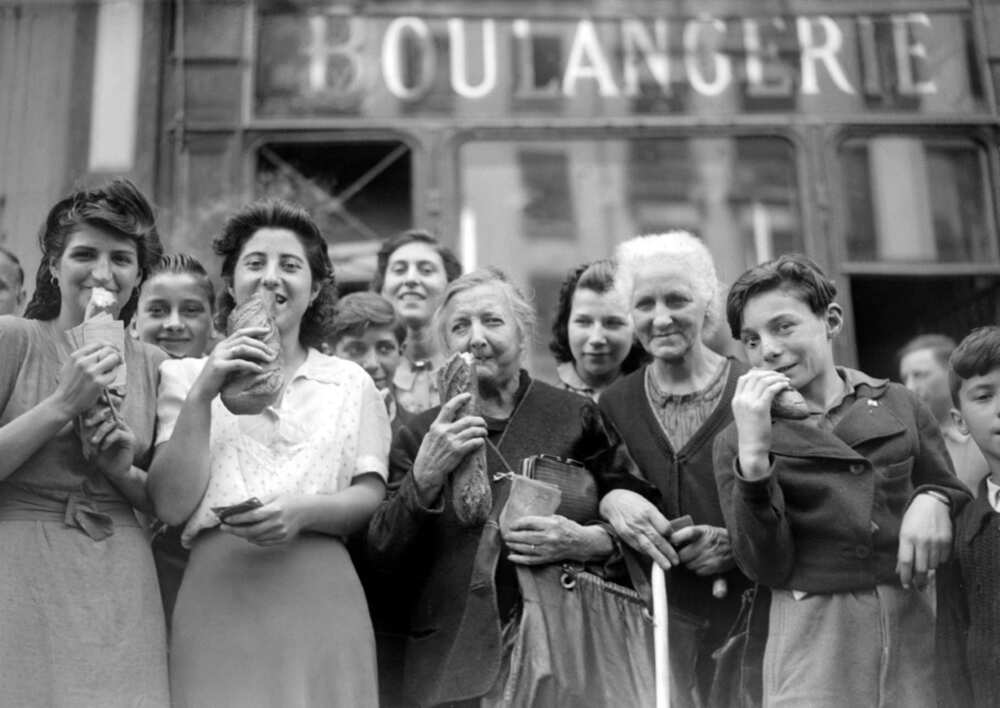 Liberation: Parisians enjoying the baguette at the end of WWII