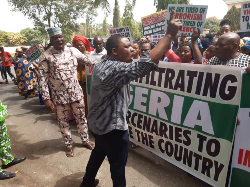 Protesters storm Iranian Embassy in Abuja over Shiites activities (photos)