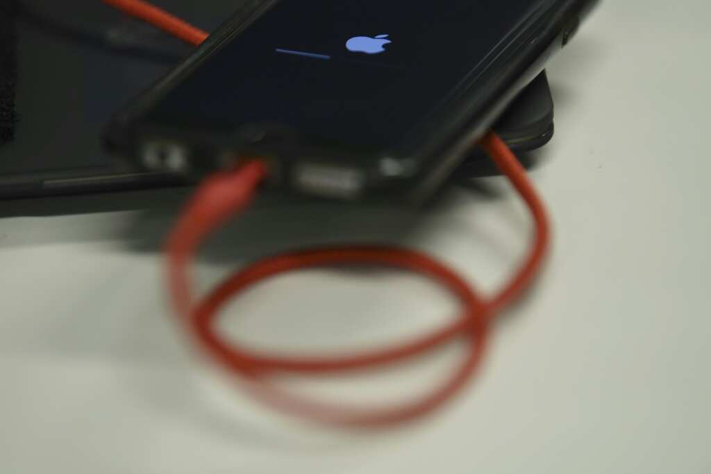 Brazil fines Apple $2.4 mn, prohibits sale of iPhone without charger