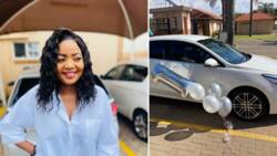 Lady celebrates her friend’s car's 1st birthday, buys balloons and takes them to the car wash, netizens in awe