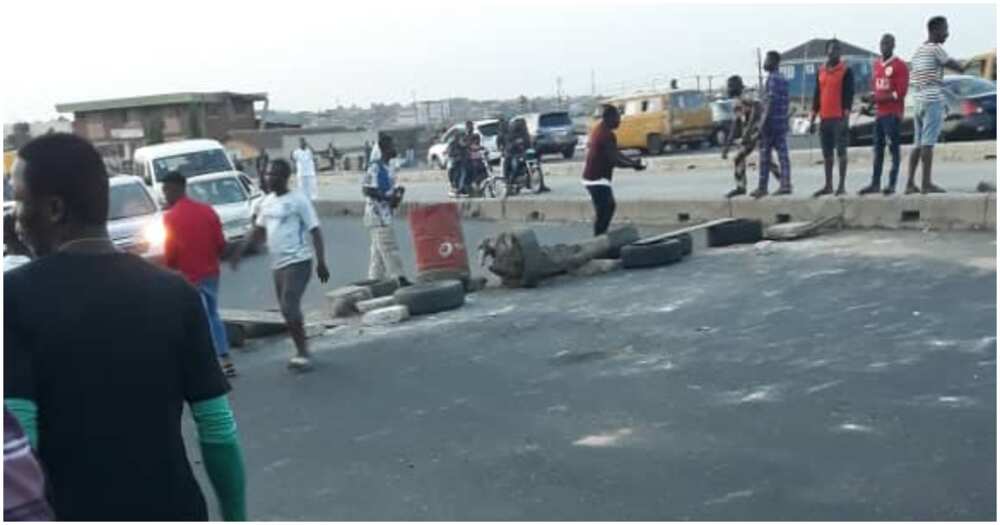 Lagos residents on rampage as police shot dead football fan, lover mourns