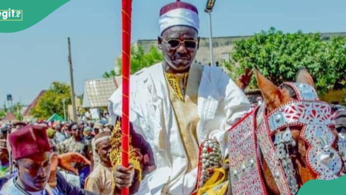 Jihar Borno: Sarkin Biu Ya Nadawa Tukur Buratai Sarautar Betaran Biu