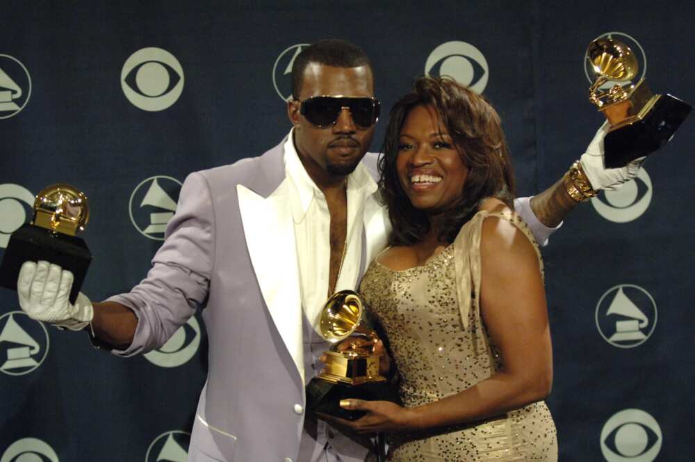 Kanye West et sa mère Donda West (Photo de Jeff Kravitz/FilmMagic, Inc) Kanye West et sa mère Donda West (Photo de Jeff Kravitz/FilmMagic, Inc)