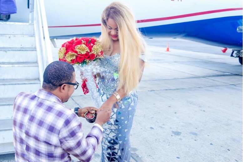 Man Surprises Girlfriend With A Marriage Proposal At Asaba Airport Legit Ng