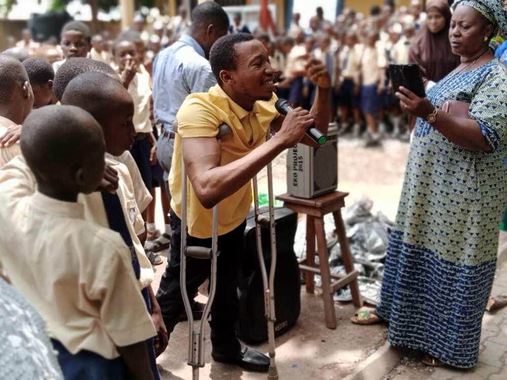 Michael Showunmi: Nigeria’s physically challenged teacher who donates to students