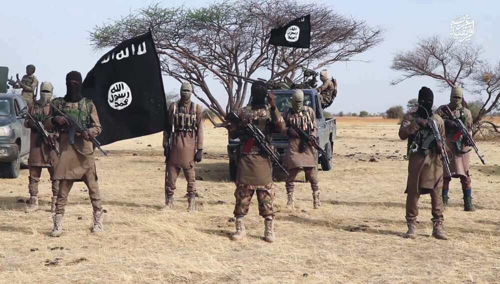 Da dumi-dumi: ISWAP sun fatattaki wasu mazauna daga gidajensu a jihar Borno