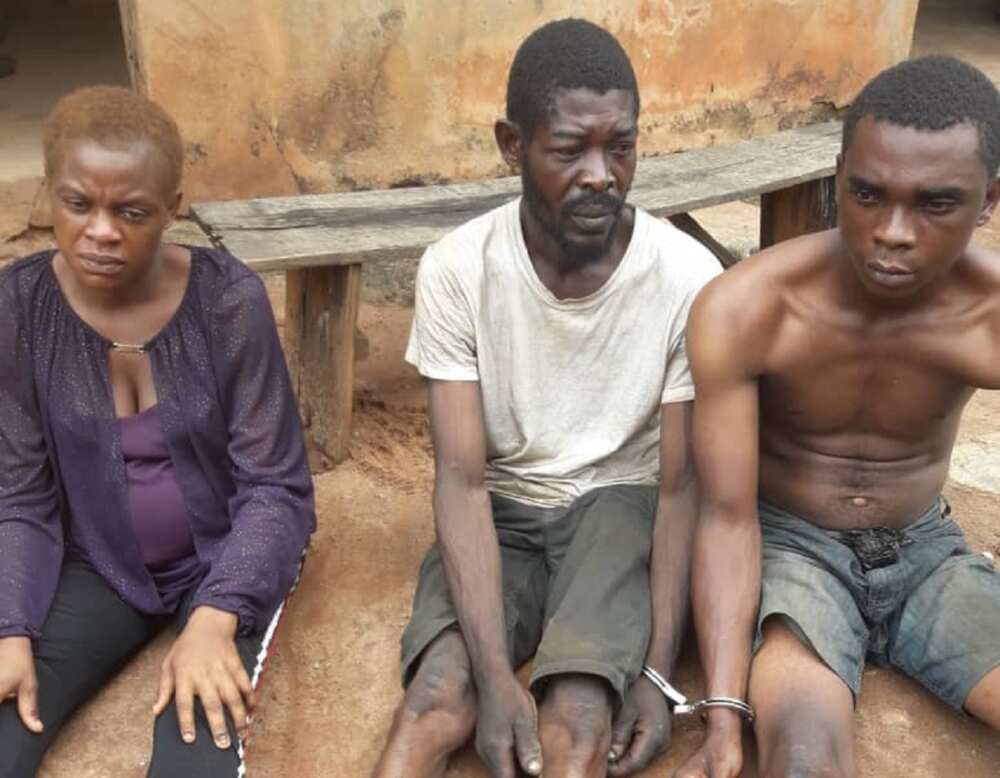 'Yan sanda sun damke mace mai ciki wata 9 da wasu matasa 2 a kan fashi da makami 'Yan sanda sun damke mace mai ciki wata 9 da wasu matasa 2 a kan fashi da makami