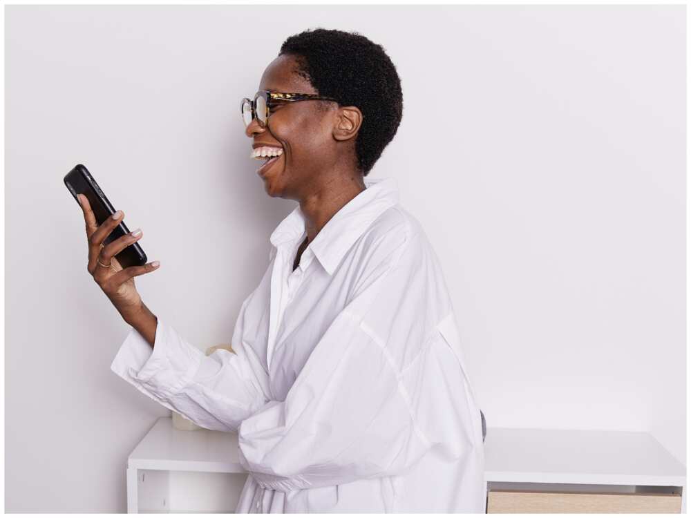 how to make a girl laugh how to make a girl laugh
