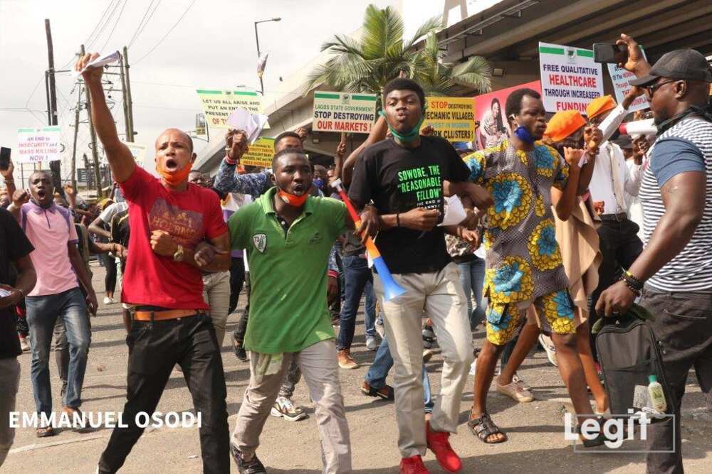 Photo news: Police attack protesters during peaceful match in Lagos