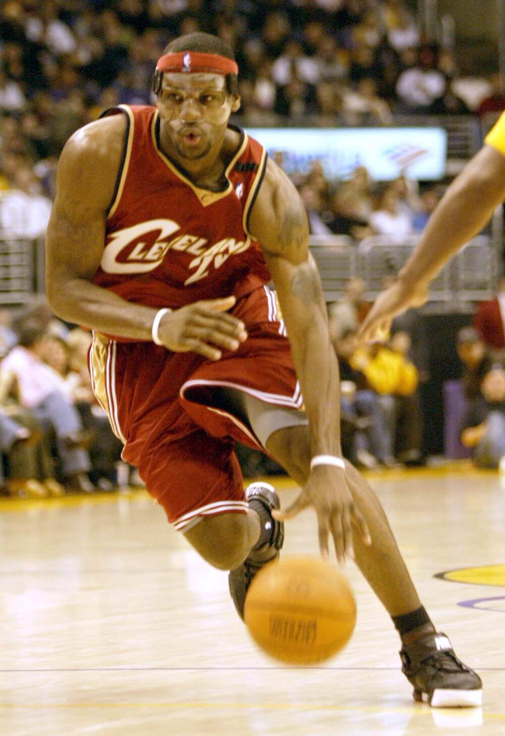LeBron James fait tomber l'action cout.Game dans la première moitié des Los Angeles Lakers contre Cleveland Cavaliers au Staples Center de Los Angeles. image numérique prise le 13/01/2005 (Photo par Anne Cusack/Los Angeles Times via Getty Images)
